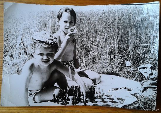 Фото детей с настольными играми. 1960-е. 12х18 см.