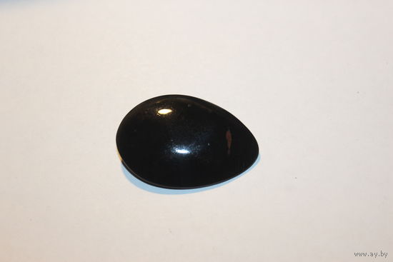 Брошь времён СССР, из натурального камня, предположительно агат ,  с небольшим коричневым вкраплением, размер 4.7*3,3 см.,
