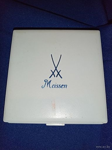 Медаль Meissen диам 5см, коробка 8.5х8.5см