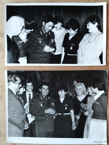 Два фото со встречи с летчиком -космонавтом Климуком в БГИНХ. Минск.1982 г. 18х23 см Цена за оба