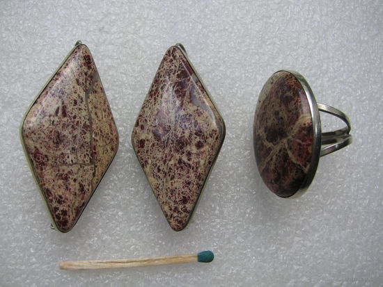 Комплект из яшмы. Серёжки и кольцо из натурального камня
