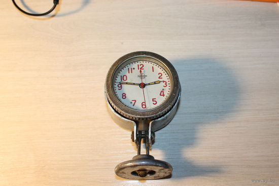 Настольные, механические часы, ЧМЗ, с креплением, времён СССР, заводятся, идут.