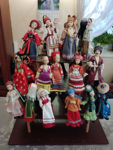 Распродажа коллекции фарфоровые куклы в национальных костюмах