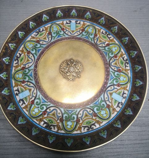 Красивая эмалевая серебряная тарелка.