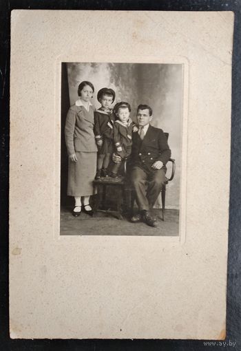 Фото семьи с детьми. 1936 г. На паспарту. 10х15(18х23) см.
