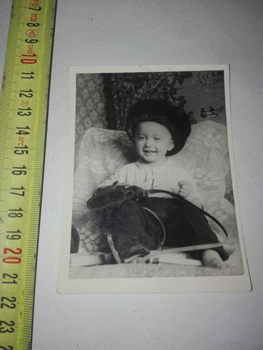 Старое фото малыш с фотоаппаратом