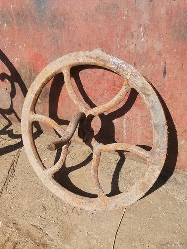 Чугунное колесо от станины швейной машинки