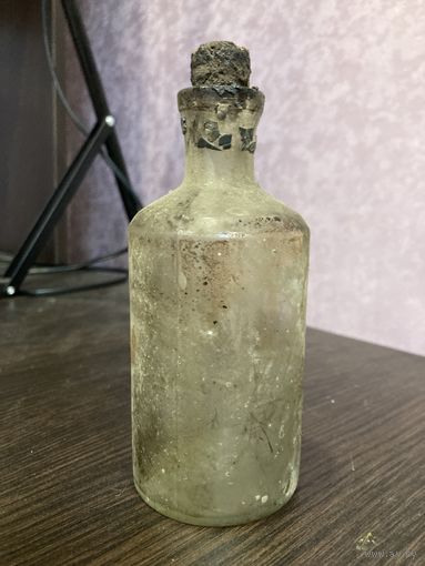 Интересная старенькая бутылочка