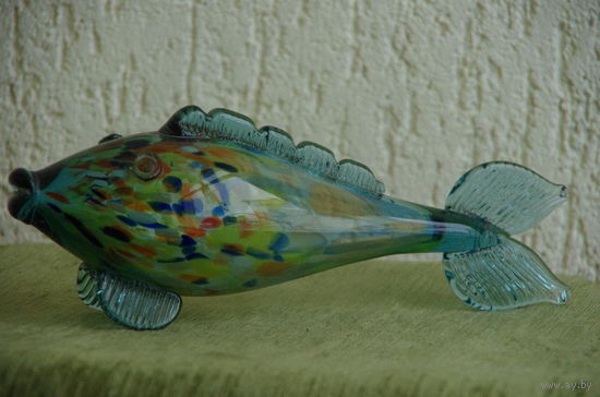 Статуэтка  " Рыбка "  цветное стекло   ( высота 11 см , длинна 29 см)    целая