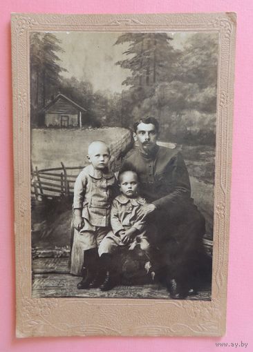 Фото "Отец с сыновьями", Новгород, 1917 г. (13,5*9,5 см без паспарту)