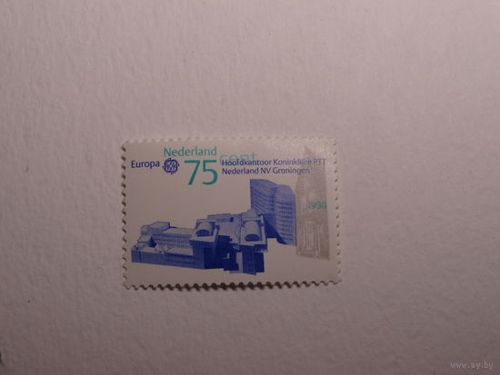 НИДЕРЛАНДЫ - ОКОЛО 1990: почтовая марка, напечатанная в Нидерландах, показывает королевскую штаб-квартиру; современные здания; Гронинген; серия почтовых отделений