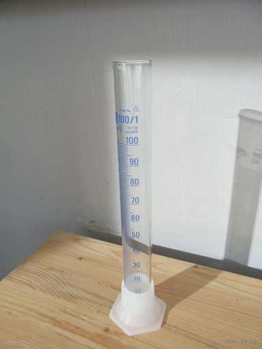 Цилиндр измерительный с носиком на 100 мл ГДР (2 вариант)
