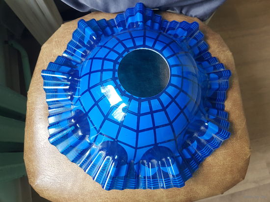 Пластиковый синий плафон, есть царапинки, но выглядит хорошо, общий диаметр 37см, диаметр отверстия 8 см.