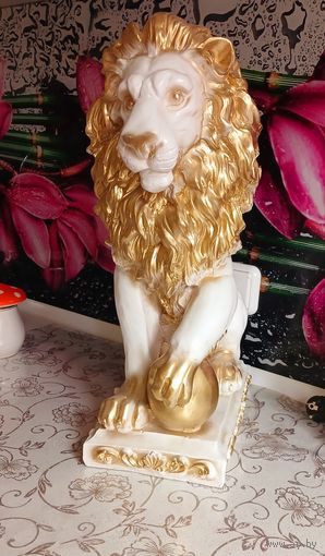 Очень красивая статуэтка лев.