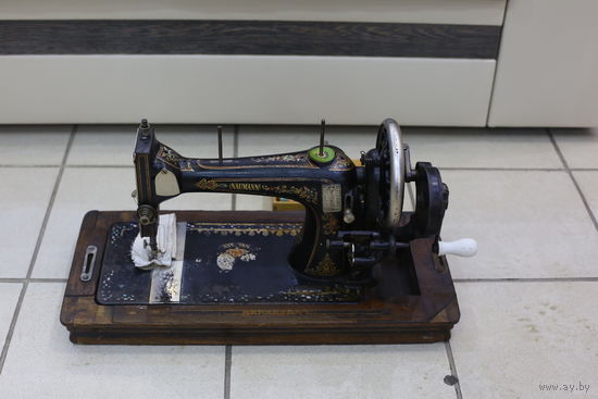 Старинная немецкая швей.машинка в идеальном сохране . Работает как часы-шьёт всё. Обслужена  мастером.