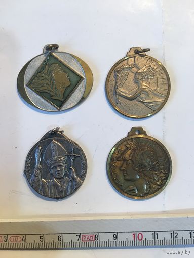 Медаль медальон старинные Италия 80- е гг Папа Римский Спорт( Цена за один) Металл , не легкие