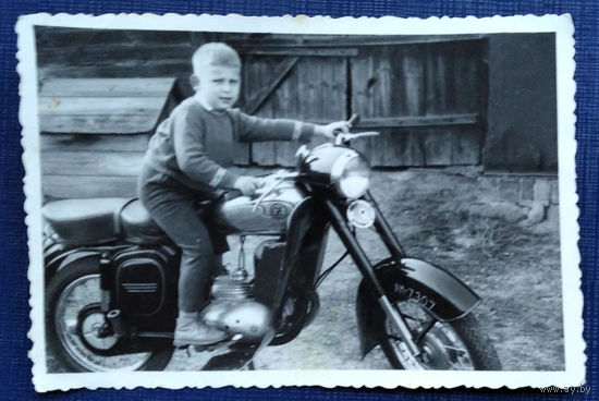 Фото мальчика на мотоцикле. 1967 г 6х8.5 см