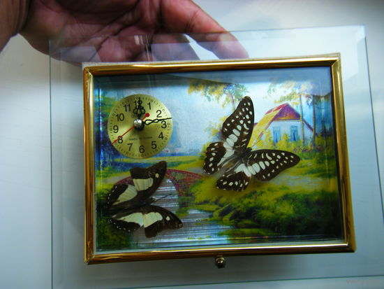 Часы на ходу с настоящими засушенными бабочками( одна вращается ).