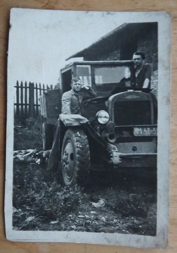 Фото с автомобилем. Брест 1946 г.  6х9 см