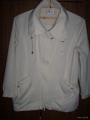 Легкая куртка молочного цвета, размер 52-54.