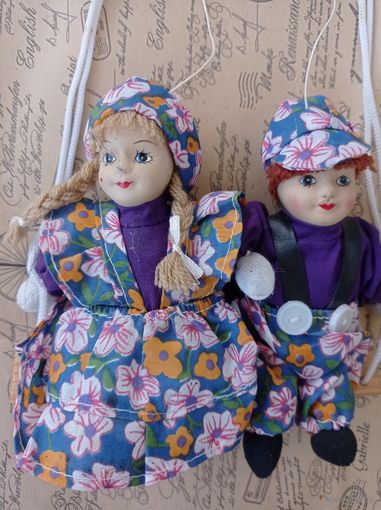 Куклы винтажные, Европа. Куклы мягконабивные с фарфоровым лицом, пара кукол - мальчик и девочка, куклы на качелях.