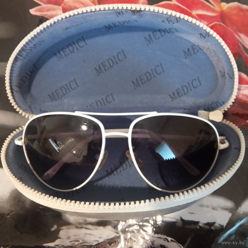 Стильные солнцезащитные очки Orsay в белой металлической оправе серебристый Чехол Очечник