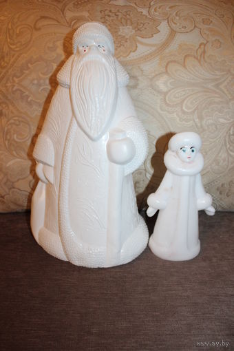 Дед Мороз и Снегурочка, пластик, времён СССР, высота 35 и 20 см.