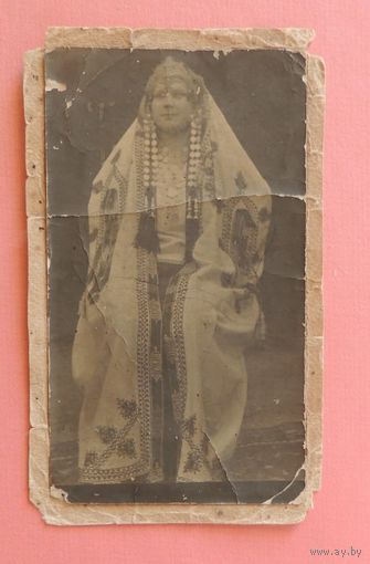 Фото "Девушка в национальном костюме с монистами", Башкирия?, 1926 г.