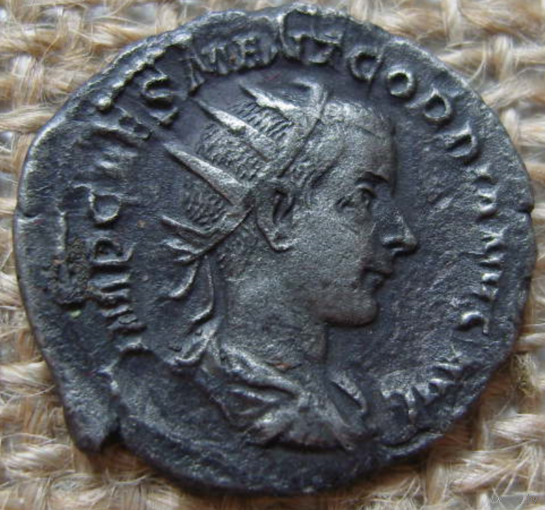 ДЕНАРИЙ. Antoninian из Gordianus III(238-244н.э)Рома сидит справа,одержавший победу 3,86гр.22мм.