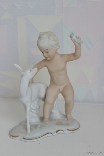 Фарфоровая статуэтка Мальчик Путти с олененком . ShauBach Kunst. Германия