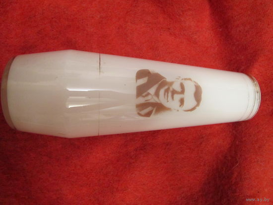 Ваза. Гагарин . Молочное стекло. 60-е годы