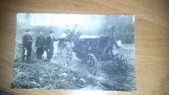 Трактор с колхозниками конца 1920-ых годов.