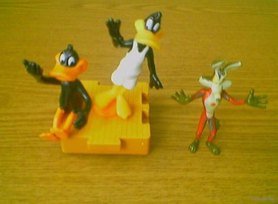 Z Warner Brothers Looney Tunes Space Jam (Луни Тюнз), Merrie Melodies (Весёлые мелодии): Daffy Duck (Даффи Дак чокнутая утка) - 2шт., Вилли Койот (Хитрый койот Wile E. Coyote). Charan 1989; 1996г.