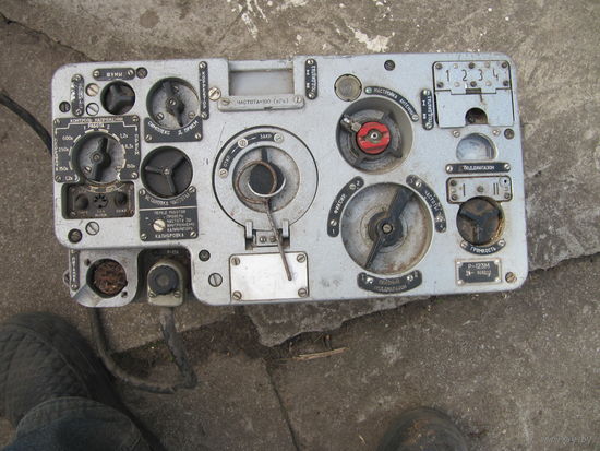 Радиостанция с блоком питания р-123м танковая, использовалась как трансивер на любительские диапазоны.