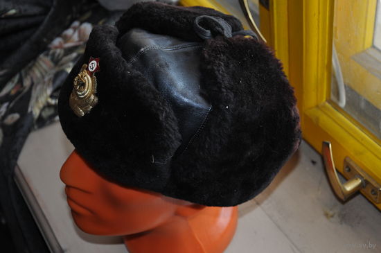 Зимняя шапка из мутона на натур. мягкой кожи офицера ВМФ СССР. Полностью пригодна к носке.