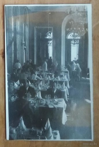 "В шумном зале ресторана..." Фото 1950-х. 9х14 см.