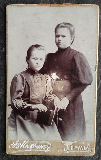 Фото двух барышень. Пермь. 1901 г. 6х9 см