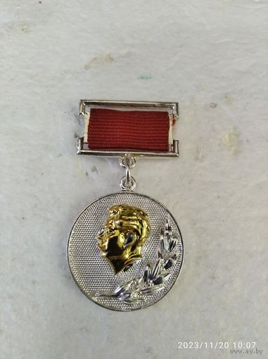 Знак ССС Лауреат Сталинской премии 2 степени 1942 года