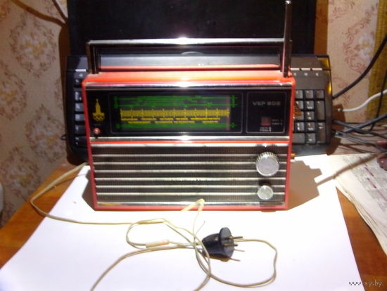 Радиоприёмник VEF-202 (олимпиада 80) красный с блоком питания