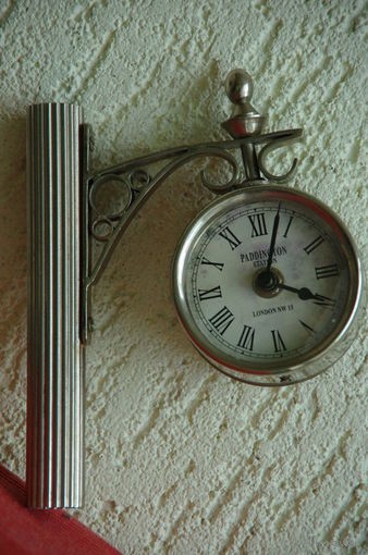 Часы  настольные , кварцевые  в металле   рабочие  ( высота 19 см , ширина 14 см )