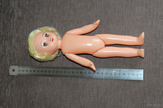 Кукла времён СССР, небольшого размера, на резинках, длина 27 см.