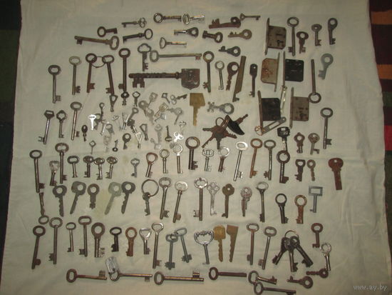 Коллекция старинных ключей,замков,отмычек более 150 шт.,вес 2,2 кг.СССР и не только.С рубля.