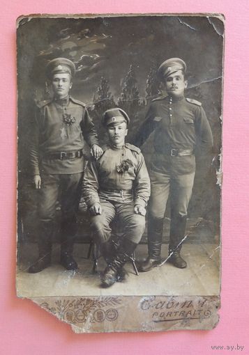 Кабинет-портрет "Солдаты РИ с букетами" (видны цифры на погонах), до 1917 г., д. Теребежево, Столинский р-н