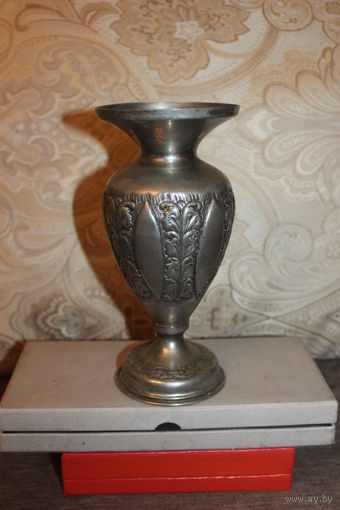 Металлическая ваза (оловянный сплав), высота 19.5 см., трещин нет.