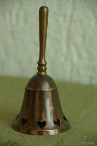 Колокольчик латунный  ( высота 13 см , диаметр 6 см )