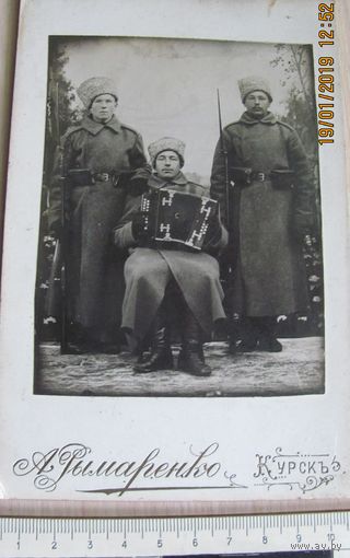 Фото 57 Бойцы с гармошкой и винтовками