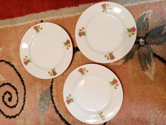 Три тарелки Yamatsu Japan, 18см диаметр, у одной скол