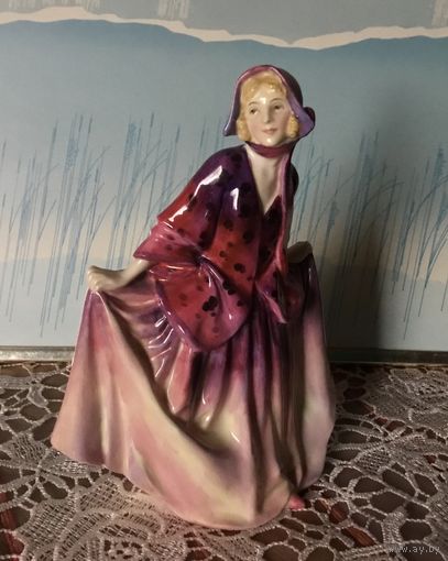 Статуэтка Дама в Малиновом  Англия Royal Doulton винтаж