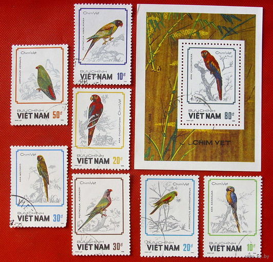 Вьетнам. Птицы. Попугаи. ( Блок и 7 марок ) 1988 года.