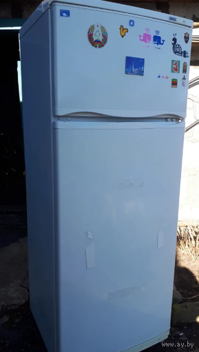 Холодильник Атлант 165 см с морозильником сверху.